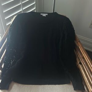 Long sleeve with lace-like sleeves.